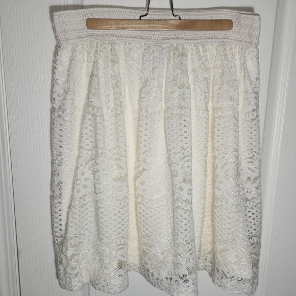 Metrowear high waisted lace skirt in  a cream color, lined in a size XL - Picture 5 of 13